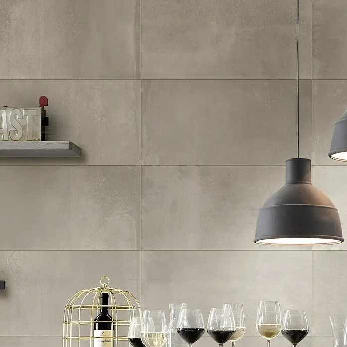 Feinsteinzeugfliese Metallo Bronzo Dekor - 60 x 120 cm, Beige, Matt - Wandverkleidung mit rechteckigen Zementfliesen in Grautönen. Gläser und dekorative Elemente sorgen für ein modernes, elegantes Ambiente im Raum.