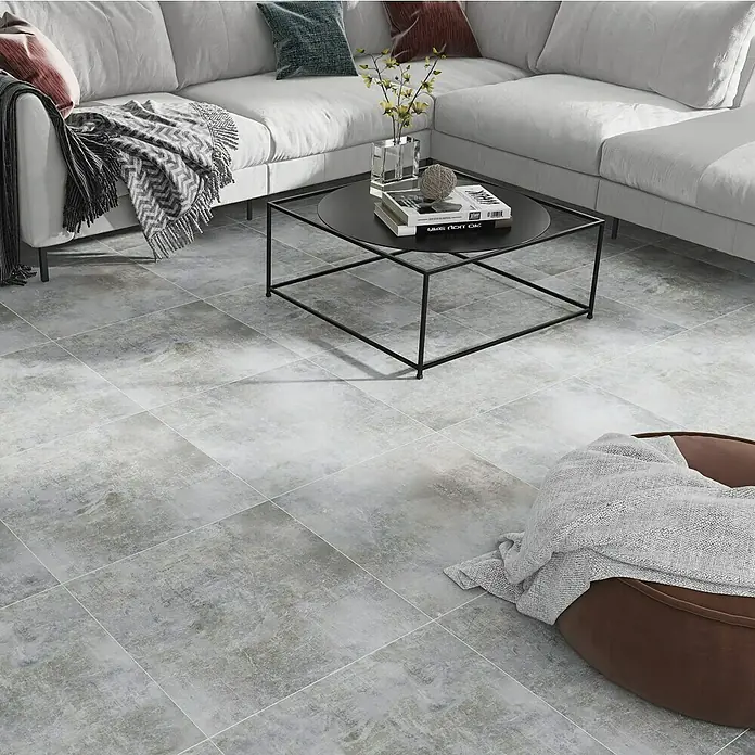 Feinsteinzeugfliese Luna Gris - 60 x 60 cm, Grau, Schimmernd - Graue Bodenfliesen mit subtilen Maserungen verleihen dem Raum eine moderne und stilvolle Atmosphäre. Perfekt für Wohnzimmer und andere Innenräume.