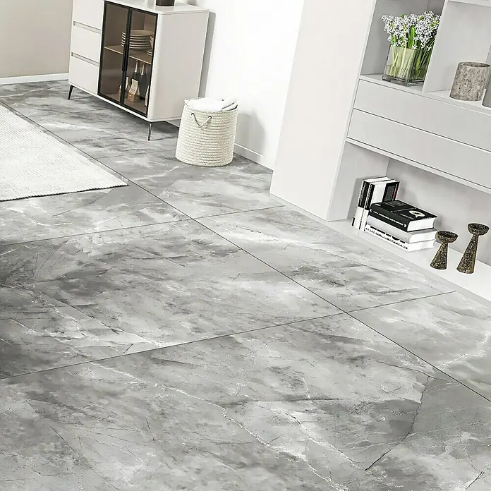 Feinsteinzeugfliese Pulpis Grey120 x 240 cm, Grau, Glänzend - Das Bild zeigt einen grauen Keramikboden mit Marmoroptik, der Eleganz und Moderne in den Raum bringt.
