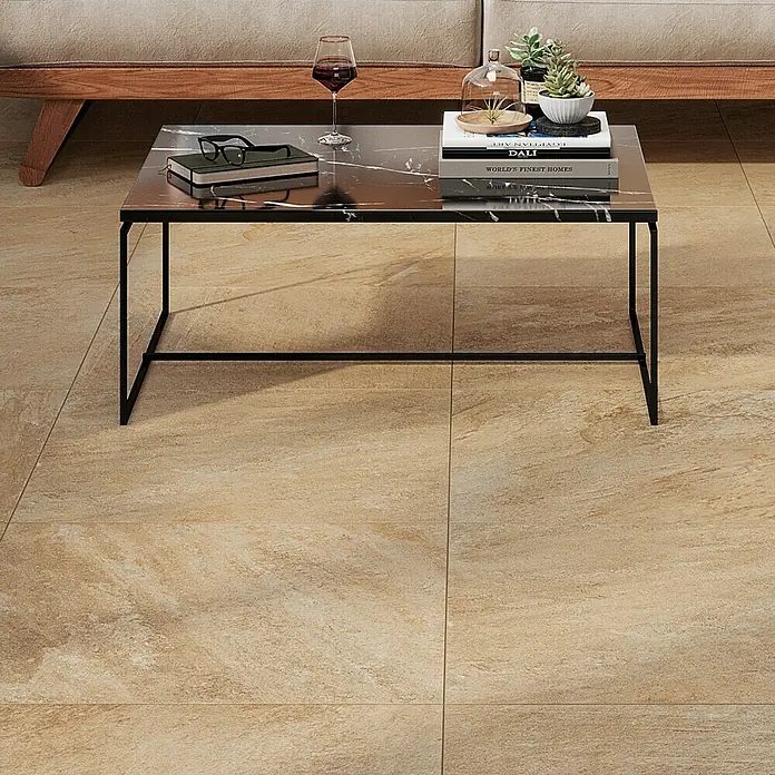 Atlas Concorde Solution Regent Terrassenfliese Gold - 60 x 60 x 2 cm, Gold, Matt - Eleganter Marmor-Couchtisch mit schlankem schwarzem Metallgestell, ideal für moderne Wohnräume. Bücher, Brille und Weinglas auf der Tischplatte.