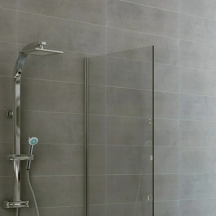 Feinsteinzeugfliese Uptown - 120 x 120 cm, Dunkelgrau, Matt - Duscharmatur mit Kopf- und Handbrause vor einer Duschwand aus Glas. Modernes Baddesign für entspannende Duscherlebnisse.