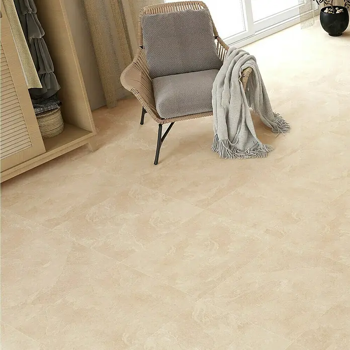 Terrassenfliese Click and Go Ardesia Gold - 60 x 60 cm, Beige/Gold, Matt - Blick auf einen hellen, gefliesten Boden, der eine elegante und zeitlose Ästhetik verleiht. Der Boden harmoniert mit dem Mobiliar.