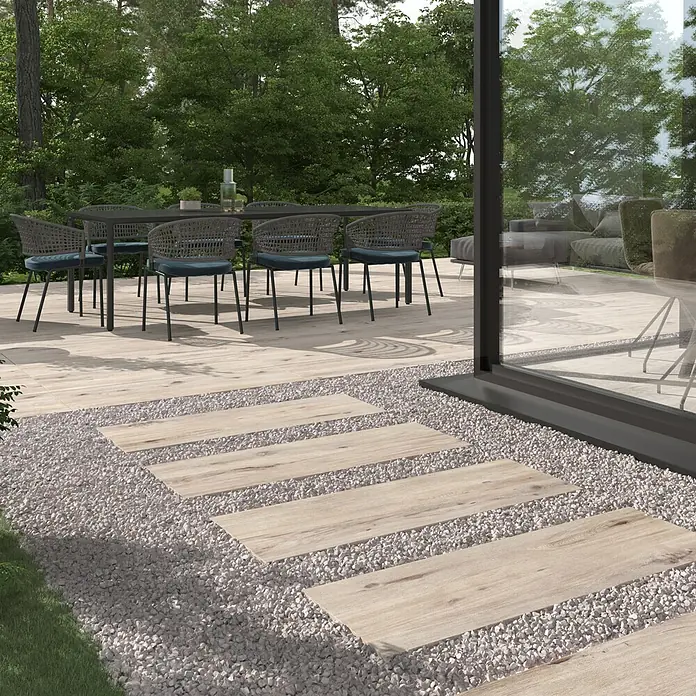 Terrassenfliese Garden Lightbrown 2.0 - 39,7 x 119,7 x 2 cm, Hellbraun, Matt - Detailaufnahme von hellen Bodenfliesen mit Holzoptik, ergänzt durch eine moderne Feuerstelle und stilvolle Gartenmöbel.