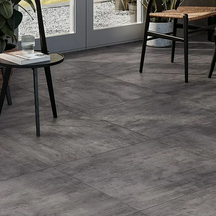 Atlas Concorde Solution Terrassenfliese Rover Smoke - 60 x 60 x 2 cm, Anthrazit, Matt - Nahaufnahme der modernen grauen Bodenfliesen, die in einem stilvollen Innenraum verlegt sind und eine elegante Textur aufweisen.