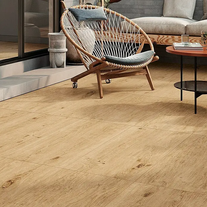 Atlas Concorde Solution Terrassenfliese Kortex Golden - 45 x 90 x 2 cm, Hellbraun, Matt - Bild eines hellbraunen Holzfußbodens, der eine warme und natürliche Atmosphäre erzeugt. Er eignet sich perfekt für den Innen- und Außenbereich.