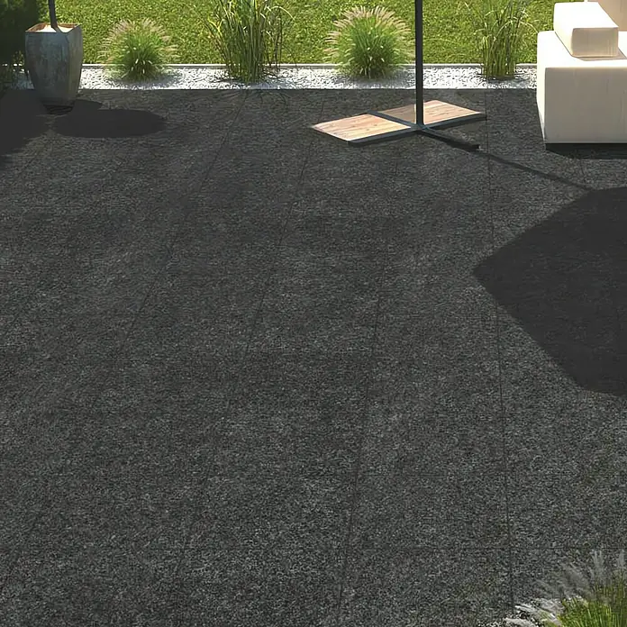 Terrassenfliese Manhattan 2.0 - 60 x 60 x 2 cm, Schwarz, Matt - Hier sind dunkle Terrassenfliesen zu sehen, die einen modernen und eleganten Außenbereich schaffen. Sie sind robust und witterungsbeständig.
