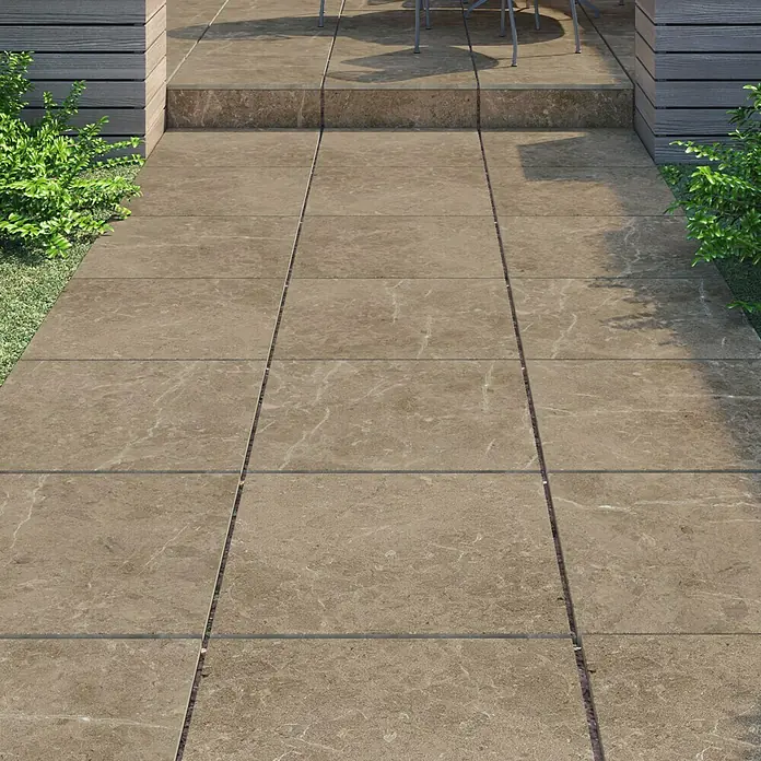 Terrassenfliese Botticino 2.0 - 60 x 60 x 2 cm, Taupe, Matt - Ein ebenerdiger Terrassenbereich mit Steinfliesen in Brauntönen, die eine moderne und pflegeleichte Außenfläche bilden.