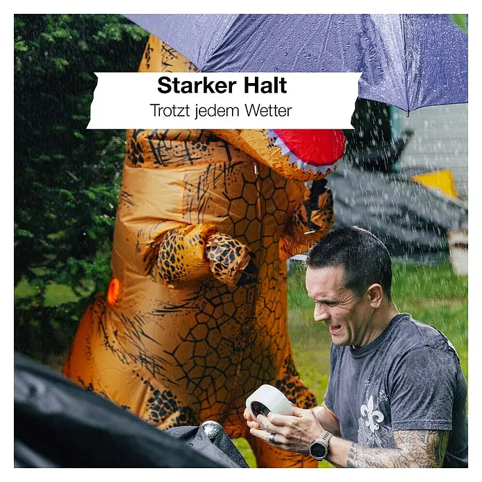 T-Rex Reparaturklebeband All Weather Tape - 25 m x 48 mm - Das Bild zeigt ein robustes Klebeband im Einsatz bei jedem Wetter, mit dem Slogan "Starker Halt. Trotzt jedem Wetter".