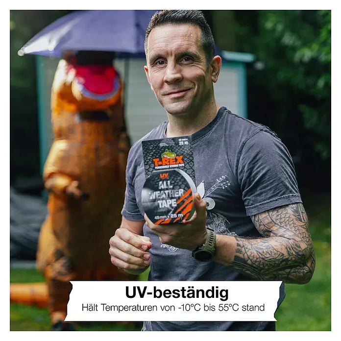 T-Rex Reparaturklebeband All Weather Tape - 25 m x 48 mm - Ein Mann präsentiert T-Rex Allwetter-Klebeband im Freien, während im Hintergrund ein Dinosaurier mit Regenschirm steht.