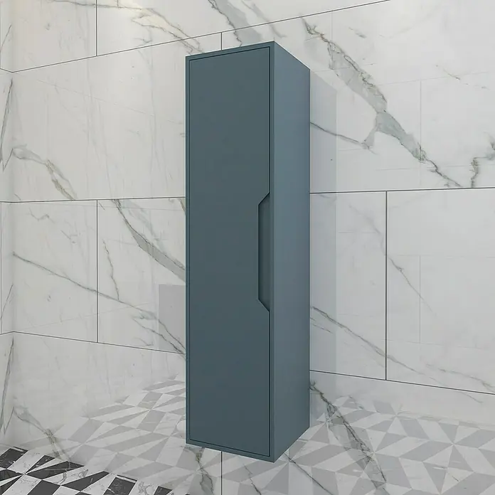 Disbain Armario colgante de baño Casiopea - L x An x Al: 35 x 35 x 140 cm, Azul manhatan - Un mueble de baño azul se alza frente a una pared de mármol y un suelo de damero, ofreciendo almacenamiento y diseño moderno al baño.