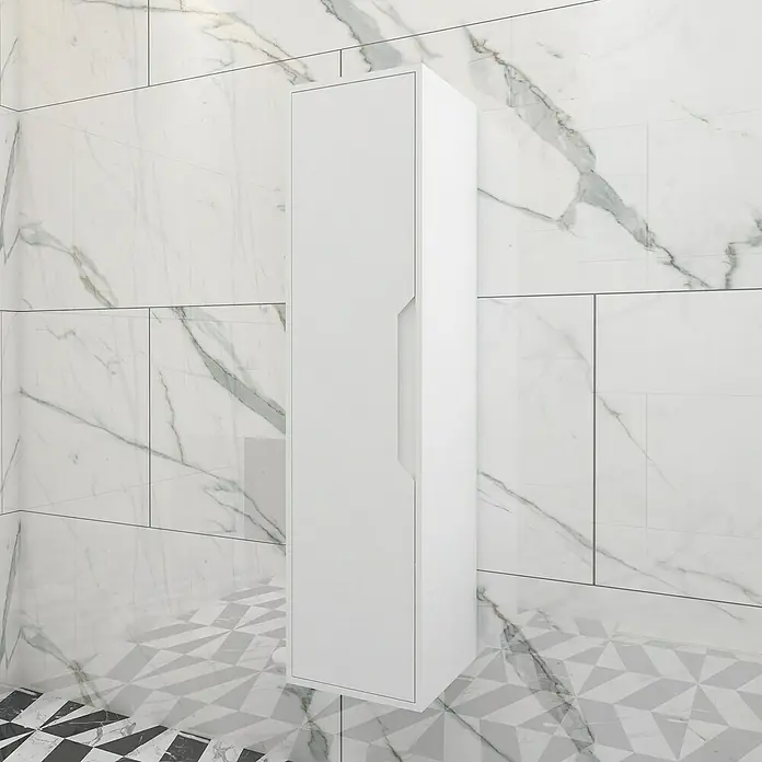 Disbain Armario colgante de baño Casiopea - L x An x Al: 35 x 35 x 140 cm, Blanco - Un mueble de baño estrecho y blanco se alza contra una pared con baldosas de mármol y un suelo de baldosas geométricas.
