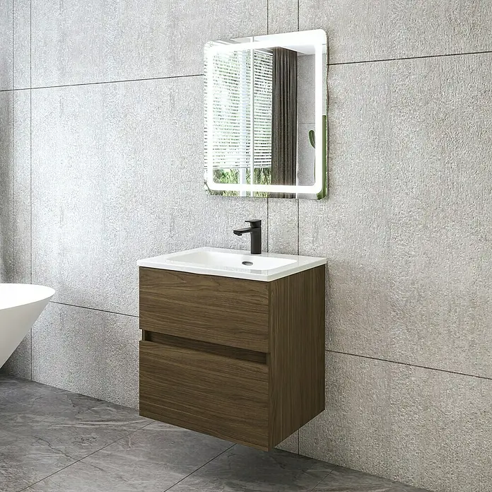 Disbain Conjunto de mueble de baño Kuntur - Ancho: 60 cm, Nogal italiano, 3 pzs. - Un mueble de baño con textura de madera y dos cajones bajo un espejo iluminado contra una pared gris.