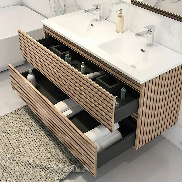 Disbain Conjunto de mueble de baño Vega - Ancho: 120 cm, Acacia, 2 pzs. - Mueble de baño moderno con dos cajones en aspecto madera e interior gris. Los cajones abiertos ofrecen una vista de toallas y artículos cosméticos.