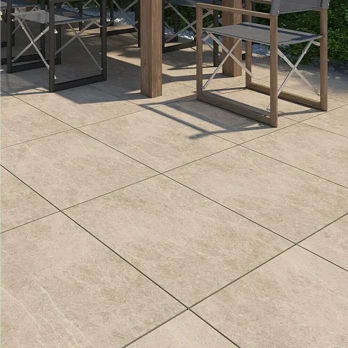 Terrassenfliese Botticino 2.0 - 60 x 60 x 2 cm, Beige, Matt - Beige Bodenfliesen im Außenbereich, verlegt unter einer Tischgruppe mit Stühlen, die eine elegante und robuste Oberfläche bieten.