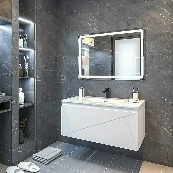 Disbain Conjunto de mueble de baño Lira - Ancho: 100 cm, Blanco, 3 pzs. - Escena de baño con un moderno tocador blanco y espejo LED sobre una pared de mármol gris, complementado con estanterías y accesorios a juego.