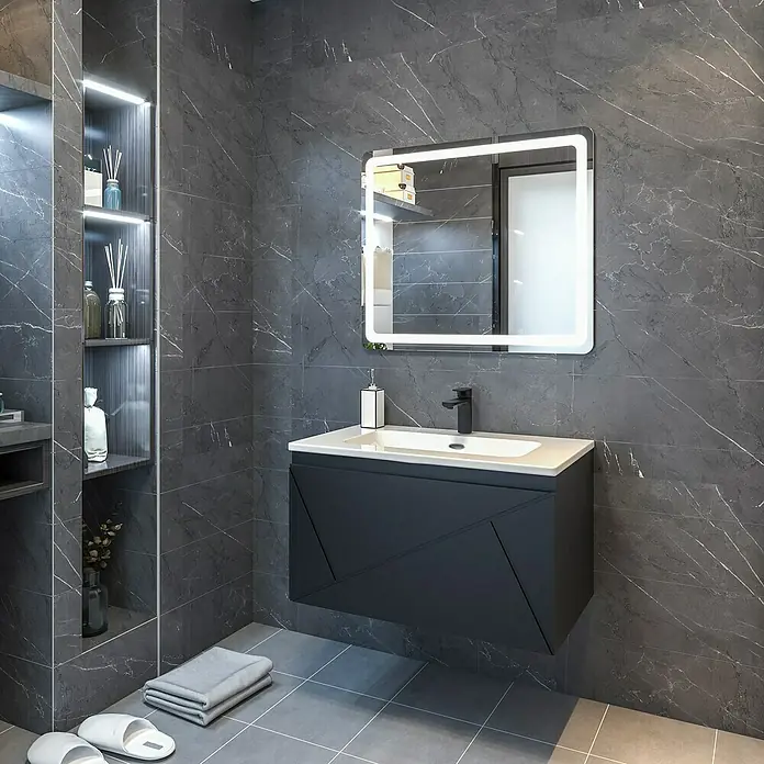 Disbain Conjunto de mueble de baño Lira - Ancho: 80 cm, Negro, 3 pzs. - Baño moderno con mueble de lavabo gris, lavabo blanco y espejo iluminado sobre pared de mármol gris.