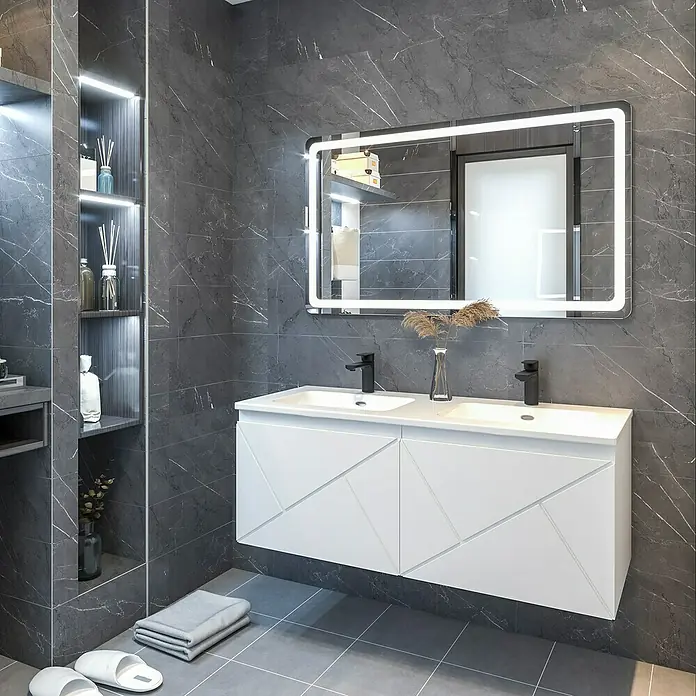 Disbain Conjunto de mueble de baño Lira - Ancho: 120 cm, Blanco, 3 pzs. - Elegante interior de baño con un espejo iluminado moderno sobre un tocador doble blanco con detalles geométricos.