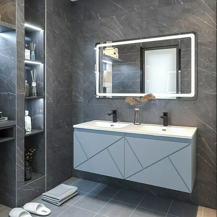 Disbain Conjunto de mueble de baño Lira - Ancho: 120 cm, Azul soho, 3 pzs. - Interior de baño moderno con un elegante tocador doble azul y espejo iluminado sobre una pared de mármol oscuro.