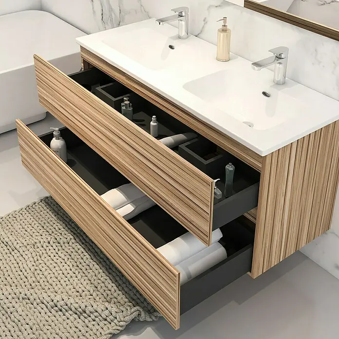 Disbain Conjunto de mueble de baño Vega - Ancho: 120 cm, Bambú, 2 pzs. - Tocador de baño moderno con un diseño de cajones abiertos para el almacenamiento. El tocador es de color blanco.