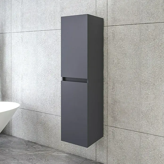 Disbain Armario colgante de baño Kuntur - L x An x Al: 35 x 35 x 140 cm, Azul noche - Primer plano de un mueble de baño gris de dos compartimentos colgado en una pared gris en un baño, junto a una bañera blanca.