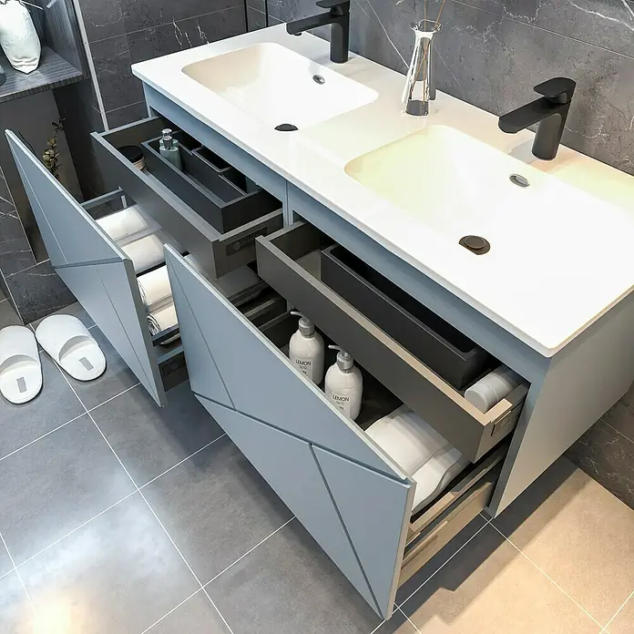 Disbain Conjunto de mueble de baño Lira - Ancho: 120 cm, Azul soho, 3 pzs. - Mueble de baño con doble lavabo, mueble bajo gris con diseño geométrico y cajones abiertos con toallas y accesorios de baño.