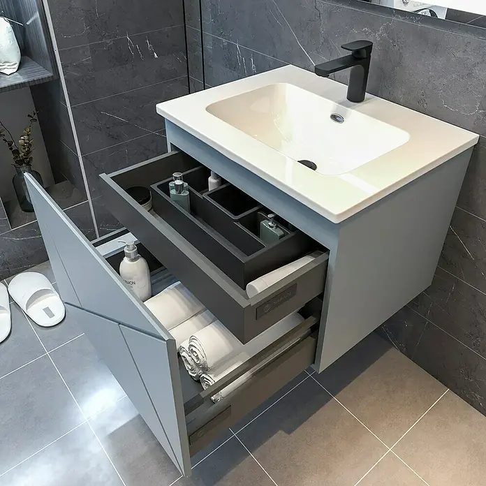 Disbain Conjunto de mueble de baño Lira - Ancho: 60 cm, Azul soho, 3 pzs. - Baño moderno con mueble de lavabo gris con cajones abiertos y lavabo blanco con grifo negro.