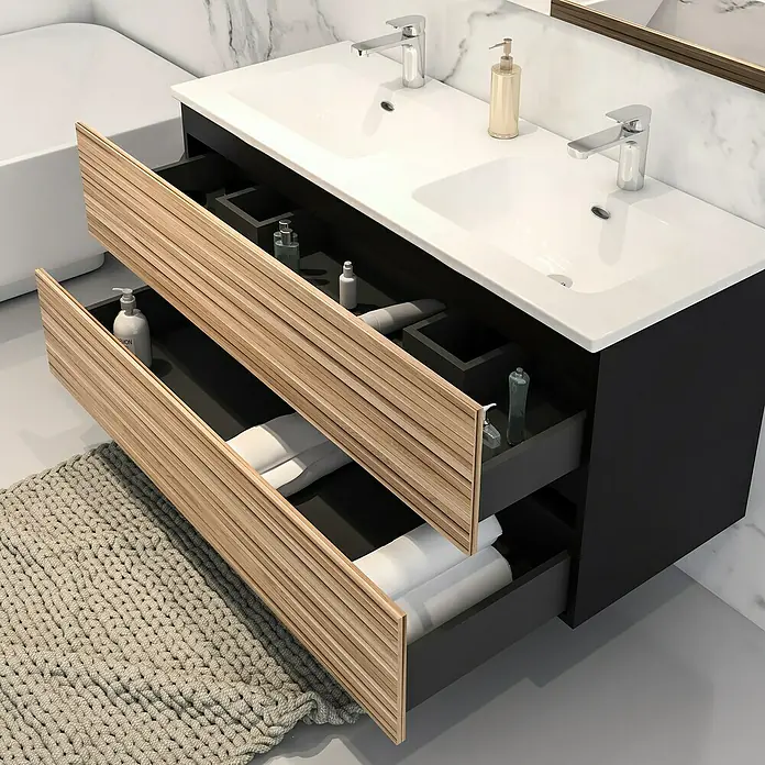 Disbain Conjunto de mueble de baño Vega - Ancho: 120 cm, Negro/Bambú, 2 pzs. - Baño moderno con un elegante tocador doble con acabado en negro y madera, cajones abiertos que exhiben elementos esenciales de baño con estilo.