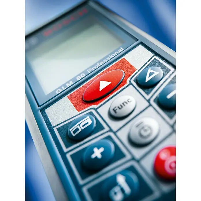 Bosch Professional Laserentfernungsmesser GLM 80 + Stativ BT150 - Messbereich: 0,05 - 80 m, Mit Stativ - Nahaufnahme eines Bosch GLM 80 Professional Laser-Entfernungsmessers mit Fokus auf die Tasten und das Display.