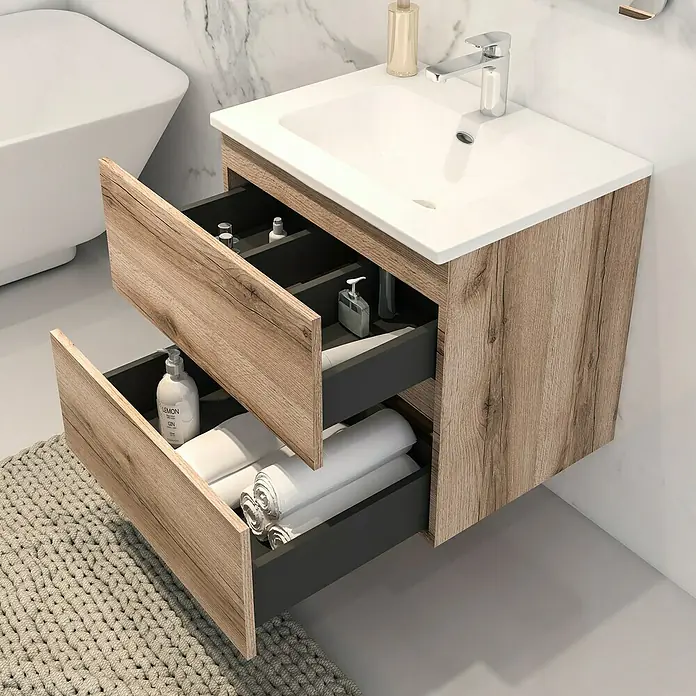 Disbain Conjunto de mueble de baño Vega - Ancho: 60 cm, Cognac, 2 pzs. - Imagen de un mueble de baño con dos cajones que contienen artículos de tocador y toallas. Mueble de lavabo moderno con acabado de madera y encimera blanca.