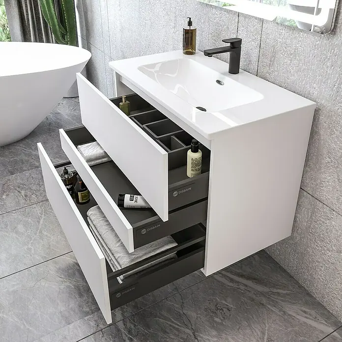 Disbain Conjunto de mueble de baño Kuntur - Ancho: 80 cm, Blanco, 3 pzs. - Un tocador blanco moderno con tres cajones abiertos que muestran varios elementos esenciales de baño. El diseño elegante complementa el ambiente del baño.