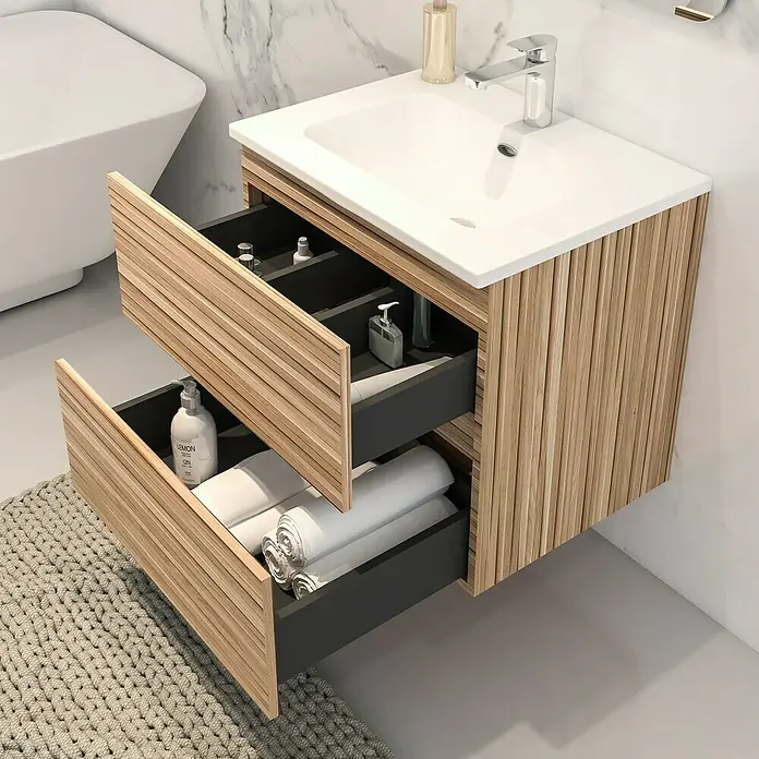 Disbain Conjunto de mueble de baño Vega - Ancho: 60 cm, Bambú, 2 pzs. - Tocador de madera con dos cajones abiertos que muestran toallas y productos de baño, añadiendo un toque moderno a tu baño.
