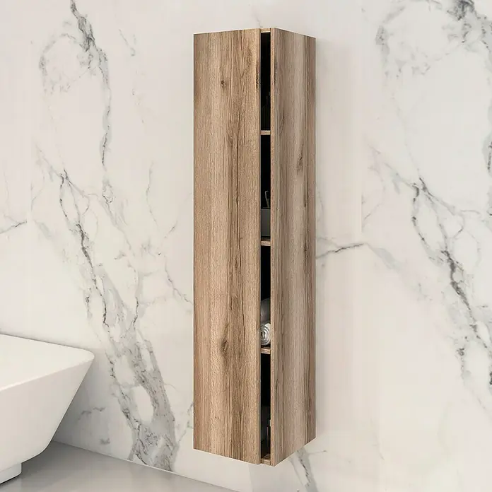 Disbain Armario colgante de baño Vega - L x An x Al: 35 x 35 x 160 cm, Cognac - Mueble de pared de baño de madera con estantes abiertos para guardar toallas y artículos de aseo contra una pared de mármol.
