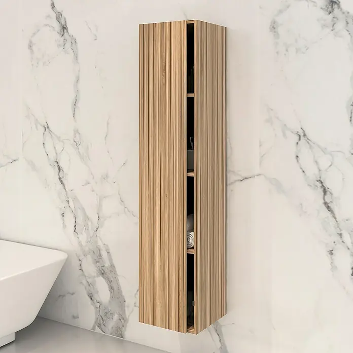 Disbain Armario colgante de baño Vega - L x An x Al: 35 x 35 x 160 cm, Bambú - Un mueble de baño alto y estrecho con textura de madera con listones cuelga de una pared de mármol, ofreciendo espacio para accesorios.