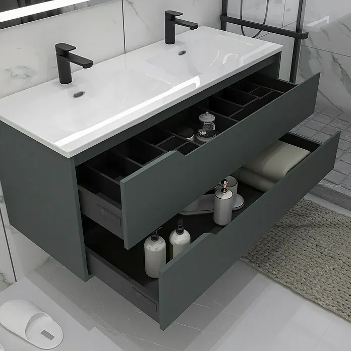 Disbain Conjunto de mueble de baño Casiopea - Ancho: 120 cm, Verde foresta, 3 pzs. - Un moderno mueble de baño con dos cajones, con artículos esenciales de baño, debajo de un lavabo doble con accesorios negros.