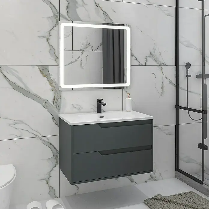 Disbain Conjunto de mueble de baño Casiopea - Ancho: 80 cm, Verde foresta, 3 pzs. - Imagen de un baño moderno con un mueble de lavabo gris con lavabo y un espejo iluminado sobre una pared de mármol.