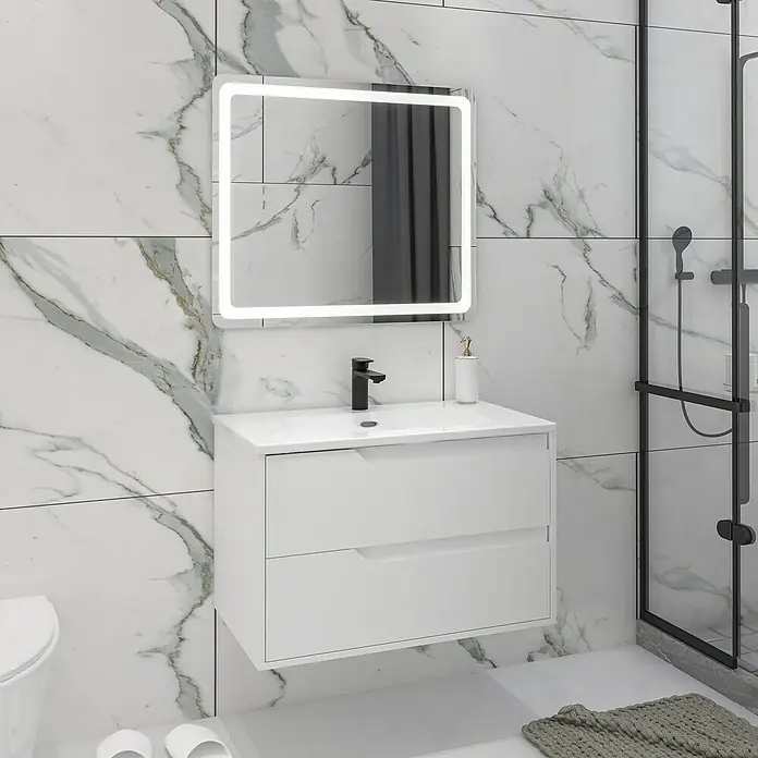 Disbain Conjunto de mueble de baño Casiopea - Ancho: 80 cm, Blanco, 3 pzs. - Un baño moderno con un mueble de lavabo blanco, un espejo iluminado y azulejos de mármol. El enfoque está en el elegante gabinete del lavabo.