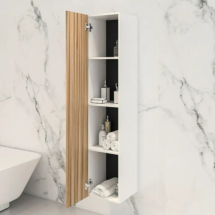 Disbain Armario colgante de baño Vega - L x An x Al: 35 x 35 x 160 cm, Blanco/Bambú - Un armario de baño con una puerta de madera y varios estantes llenos de artículos de aseo, contra una pared de mármol.