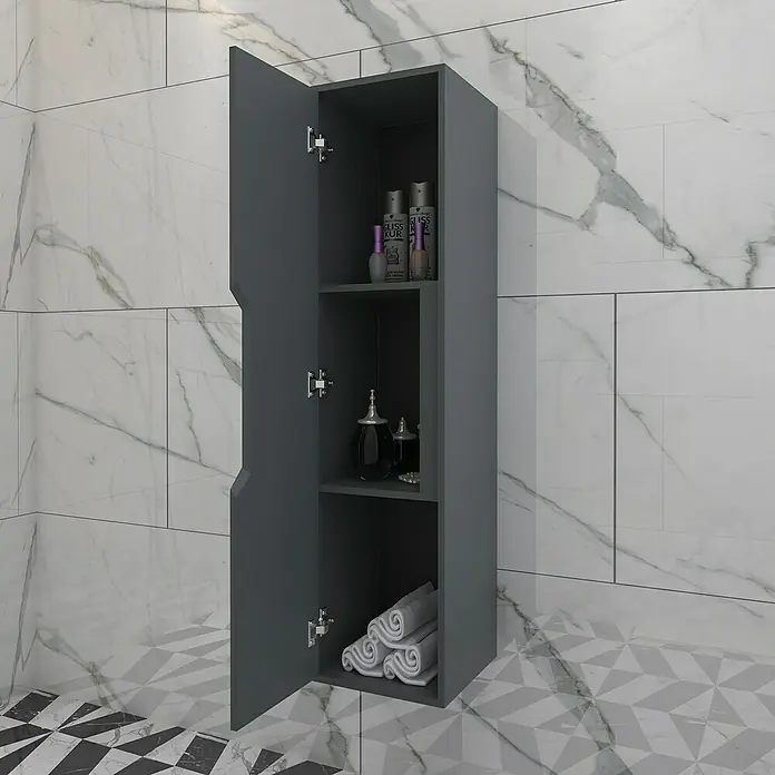 Disbain Armario colgante de baño Casiopea - L x An x Al: 35 x 35 x 140 cm, Verde foresta - Gabinete de baño gris con estantes abiertos, lleno de toallas y artículos de tocador, sobre un fondo de mármol.