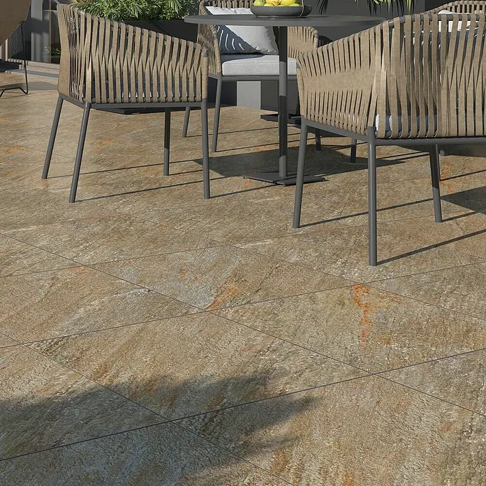 Terrassenfliese Piazza 2.0 - 59,7 x 59,7 x 2 cm, Mehrfarbig, Matt - Nahaufnahme von Bodenfliesen im Außenbereich, die eine natürliche Steinoptik und eine warme Farbpalette aufweisen.