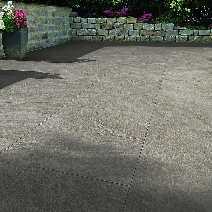 Terrassenfliese Manhattan 2.0 - 60 x 90 x 2 cm, Dunkelgrau, Matt - Die grauen Terrassenplatten erzeugen mit ihrer dunklen Textur und geradlinigen Optik eine moderne und ansprechende Außenfläche.