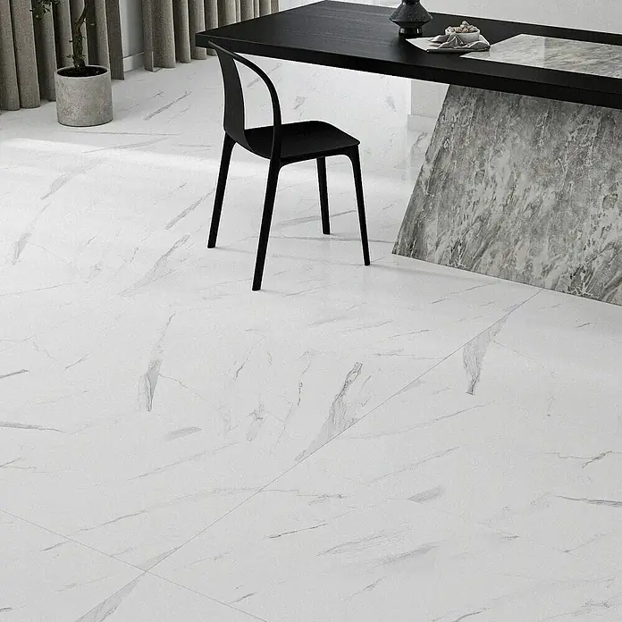 Feinsteinzeugfliese Marmi Statuario - 60 x 120 cm, Weiß, Glänzend - Elegante weiße Bodenfliesen mit Marmoroptik. Die hochwertigen Fliesen verleihen dem Raum ein luxuriöses und modernes Ambiente.