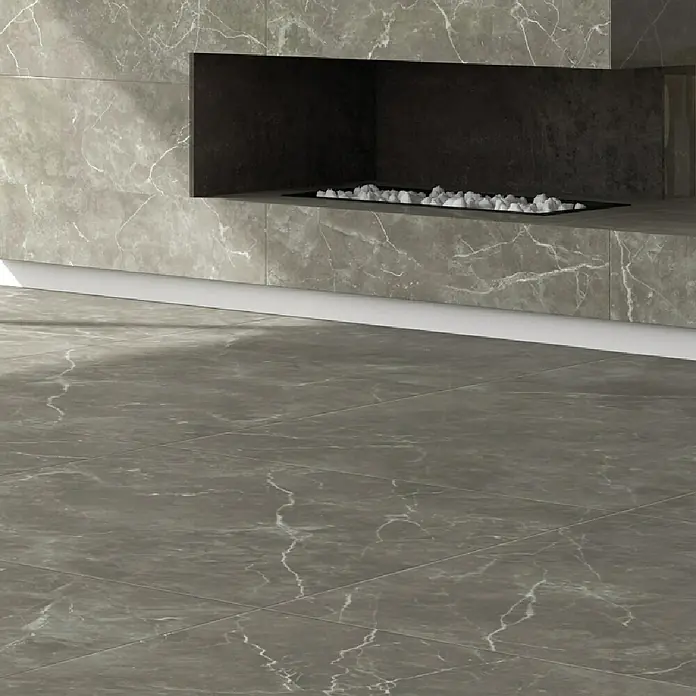 Feinsteinzeugfliese Ciana Mist - 120 x 120 cm, Anthrazit, Glänzend - Graue Marmorfliesen zieren Boden und Wand und schaffen einen eleganten Hintergrund für den eingebauten Kamin.