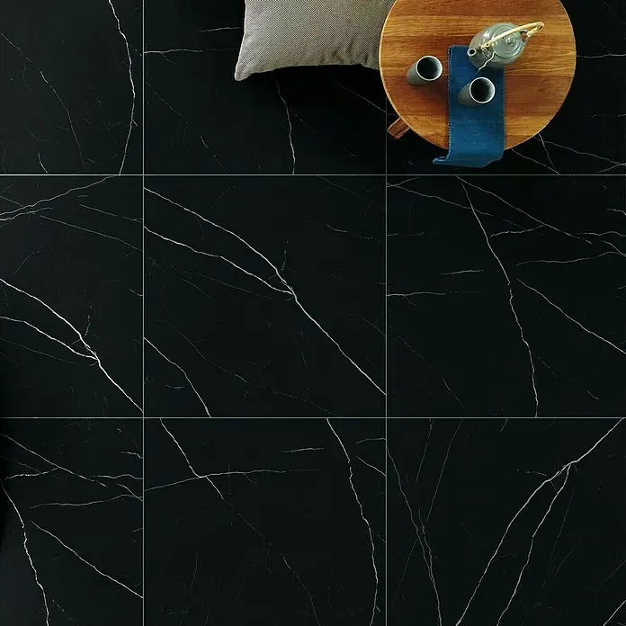 Feinsteinzeugfliese Black Marble - 120 x 240 cm, Schwarz, Glänzend - Elegante schwarze Marmorfliesen mit feinen weißen Adern, verlegt in einem stilvollen Schachbrettmuster für modernes Wohnambiente.