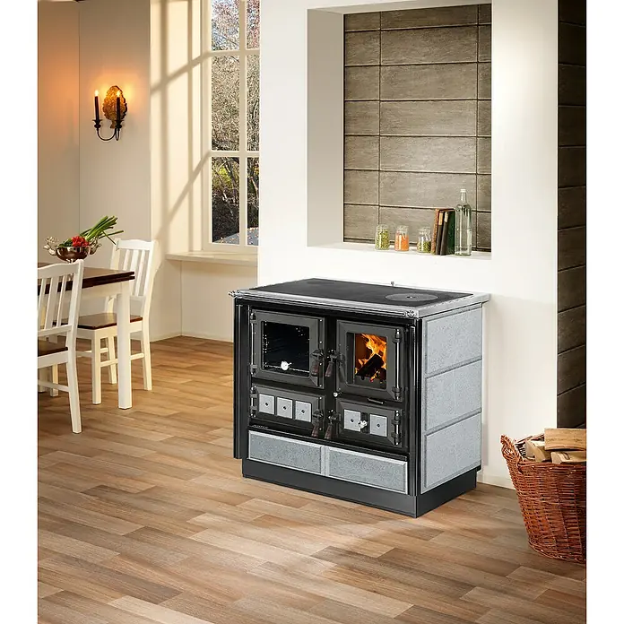 Justus Kaminofen Rustico 90 2.0 - 7 kW, Raumheizvermögen: 144 m³, Material Verkleidung: Stahl, Schwarz/Speckstein - Küchenherd mit Kochfeld, Backofen und Schubladen. Holzofen mit gemütlichem Kaminfeuer, der Wärme und rustikalen Charme in die Küche bringt.