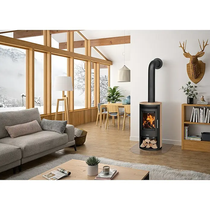 Justus Kaminofen Baltrum D 2.0 - 5,5 kW, Raumheizvermögen: 88 m³, Sandstein/Schwarz - Elegantes Wohnzimmer mit einem Justus Kaminofen, der Wärme und Stil vereint. Ein gemütlicher Rückzugsort für kalte Tage.