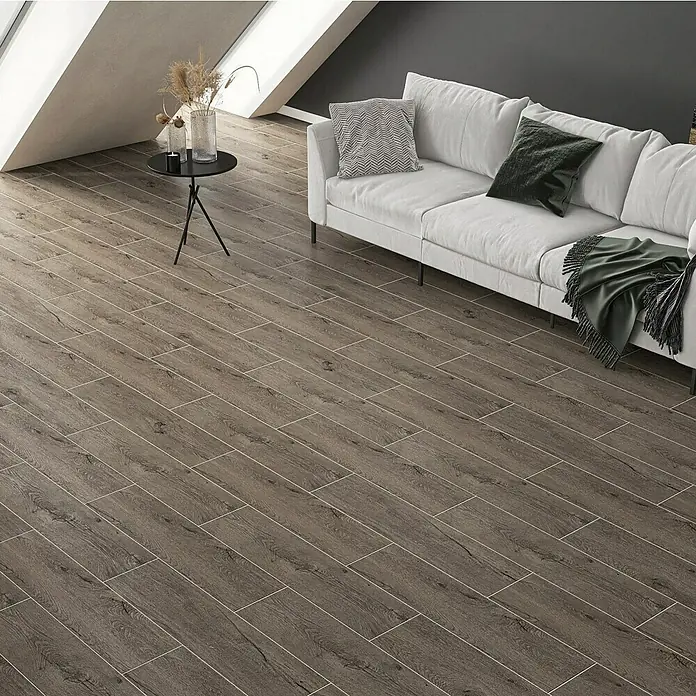 Atlas Concorde Solution Fable Feinsteinzeugfliese Grey - 22,5 x 90 cm, Grau, Matt - Elegantes Wohnzimmer mit dem Fokus auf den verlegten Holzboden, der durch seine Maserung und die helle Fugenoptik besticht und Wärme ausstrahlt.