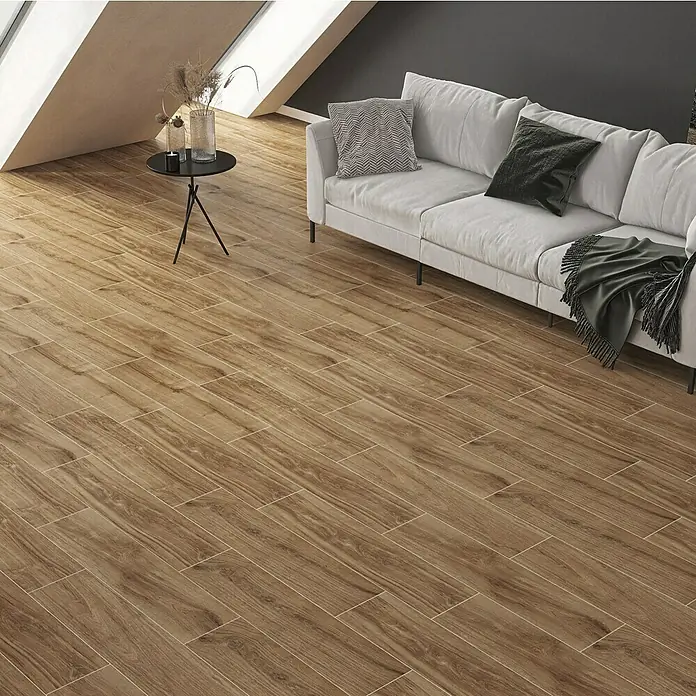 Atlas Concorde Solution Living Nature Feinsteinzeugfliese Whirl Natural - 22,5 x 90 cm, Hellbraun, Matt - Ein Wohnzimmer mit einem hellen Sofa und einem Boden aus Holzdielen. Die Dielen verleihen dem Raum Wärme und Eleganz.