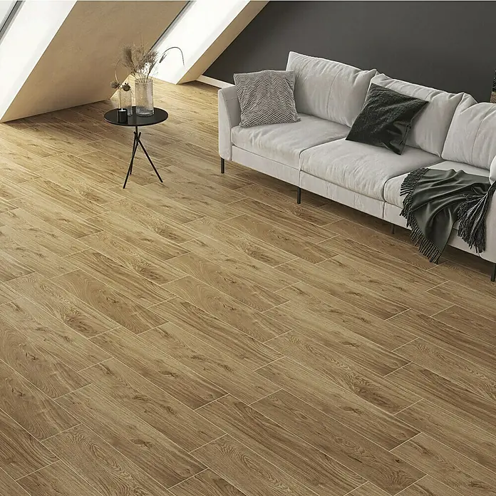 Atlas Concorde Solution Living Nature Feinsteinzeugfliese Twist Rovere22,5 x 90 cm, Beige, Matt - Die Diele ist mit Holzbodenfliesen ausgelegt, die eine warme und natürliche Atmosphäre schaffen, perfekt für einen modernen Wohnraum.