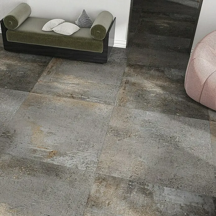 Feinsteinzeugfliese Metallic Black - 100 x 100 cm, Schwarz, Matt - Bodengestaltung mit grauen Fliesen, ergänzt durch ein stilvolles Sofa und einen weichen Hocker für ein modernes Raumambiente.