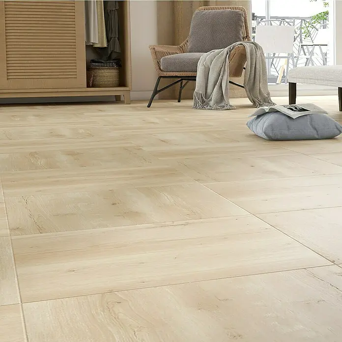 Terrassenfliese Click and Go Ardesia Lignea Rovere60 x 60 cm, Eiche, Matt - Nahaufnahme eines hellen Holzfußbodens mit Fliesen in einem gemütlichen Interieur. Einladend, modern und pflegeleicht.